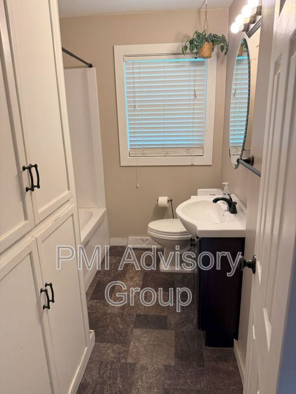 Building Photo - 5701 SW 15th St