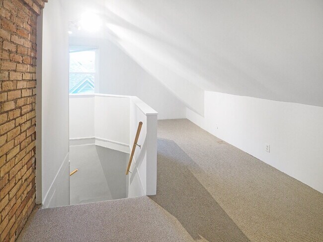 Building Photo - 3 Bedroom in the Heart of Uptown (Pets welcome)