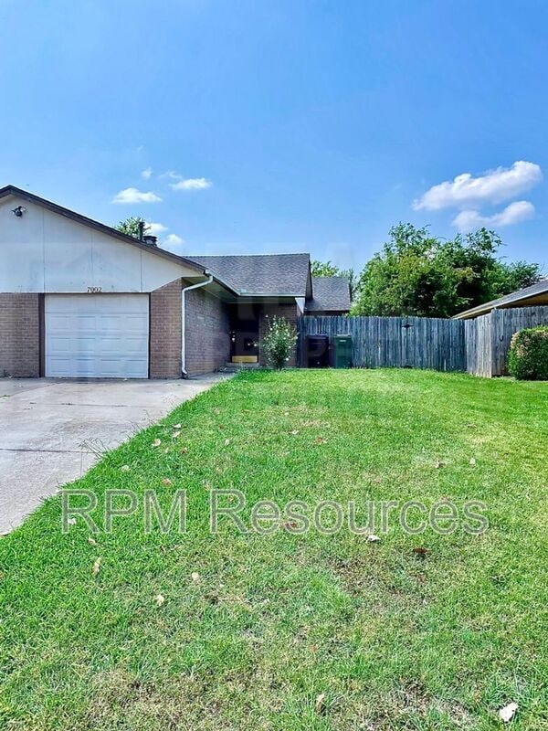 Building Photo - 7002 Woodlake Dr