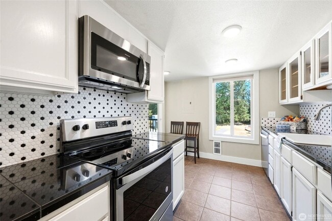 Building Photo - 4641 W Lake Sammamish Pkwy SE