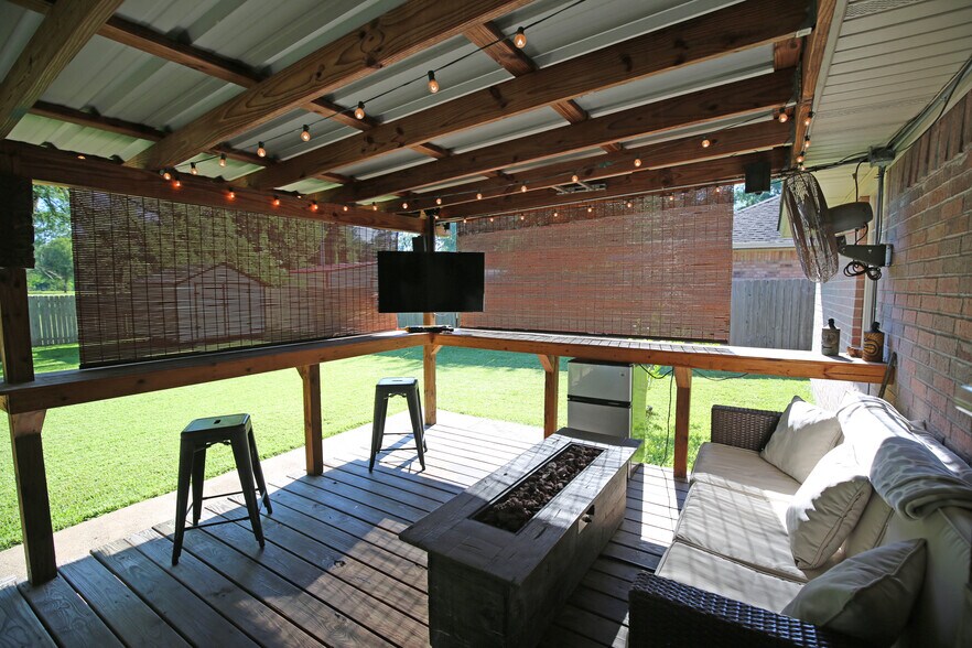 Lights, fans, and TV mount stay - 704 Tom Temple Dr