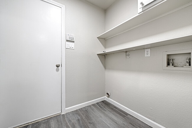 Building Photo - 2038 Biscayne Dr