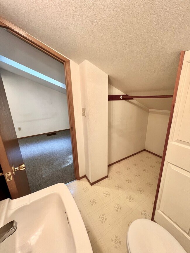 Building Photo - Relaxed 2-Bed, 1.5-Bath Home in a Quiet Gig Harbor Spot