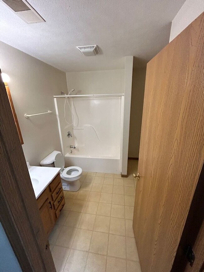 Building Photo - Black Friday Move-in Special! Up to $500 off!