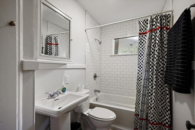 Building Photo - 807 Riverview Dr