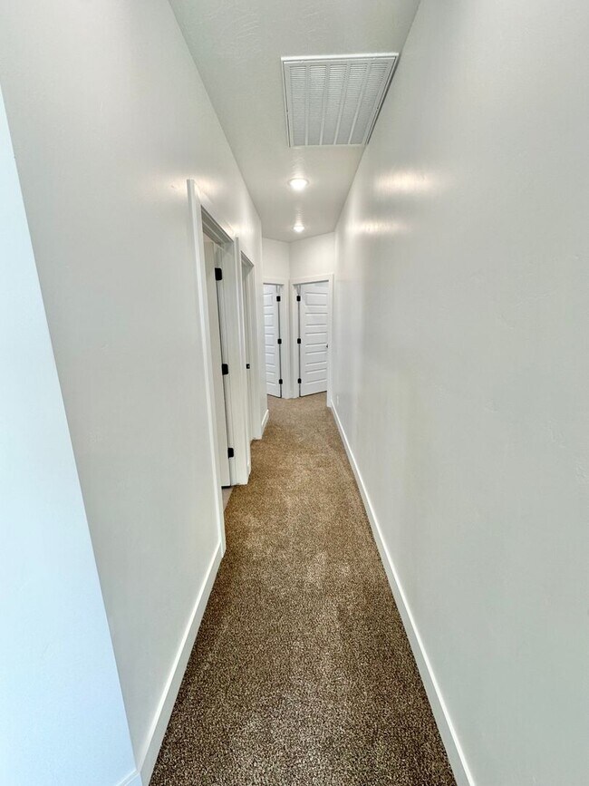 Building Photo - PET FRIENDLY!! HURRICANE TOWNHOME!