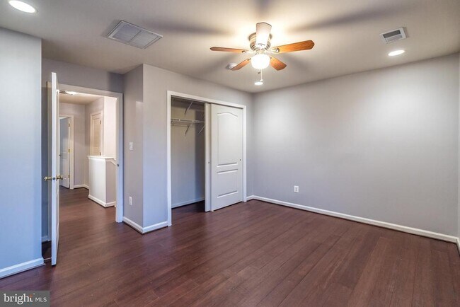 Building Photo - 43619 Dunhill Cup Square