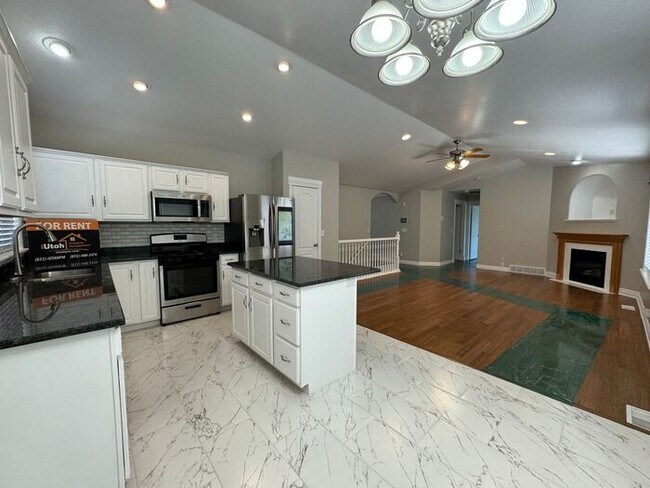 Building Photo - 5 bdrm 3 bth Home 2 Car Garage- Solar Pane...