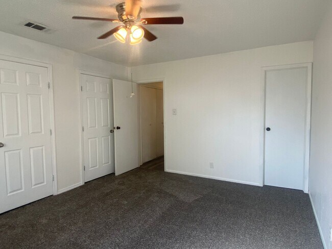 Building Photo - 2 BEDROOM DUPLEX, LAWN CARE AND WATER INCL...