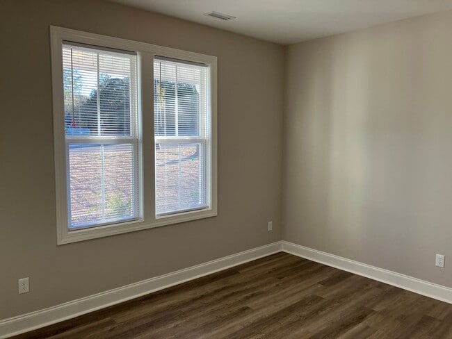 Building Photo - 3 Bedroom 2 Bathroom house located in Mill Creek Cove