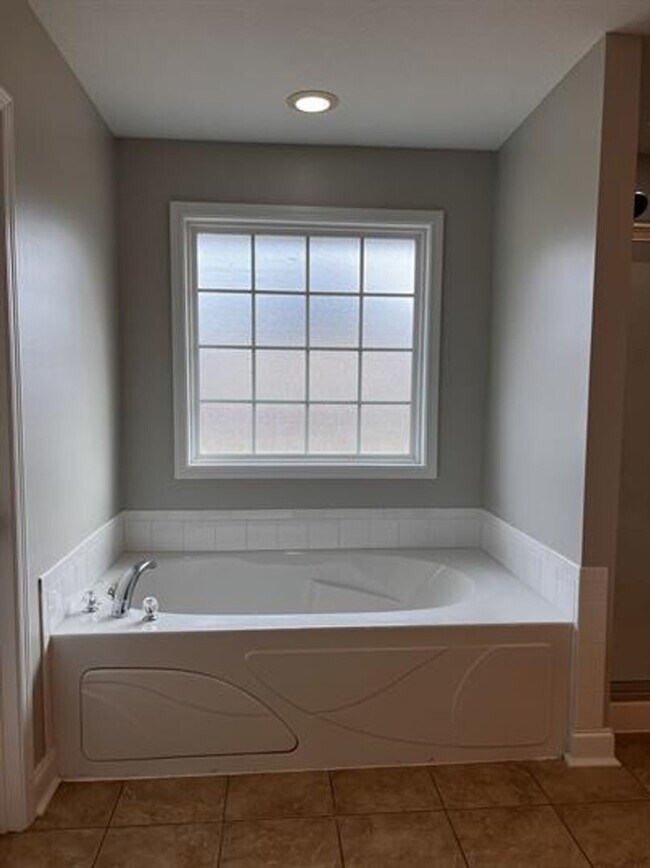 Building Photo - 4 bedroom beautiful home available August 14!!