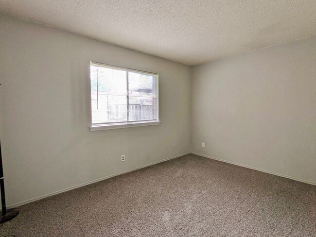 Building Photo - 2121 Travis Dr