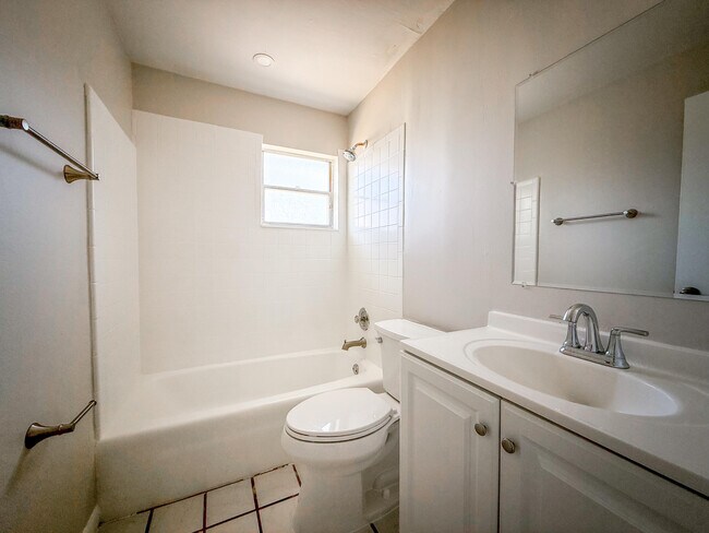 Building Photo - 3455 Hi St