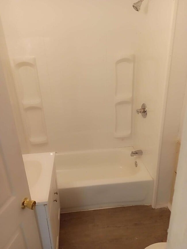 Building Photo - 839 E 2nd St