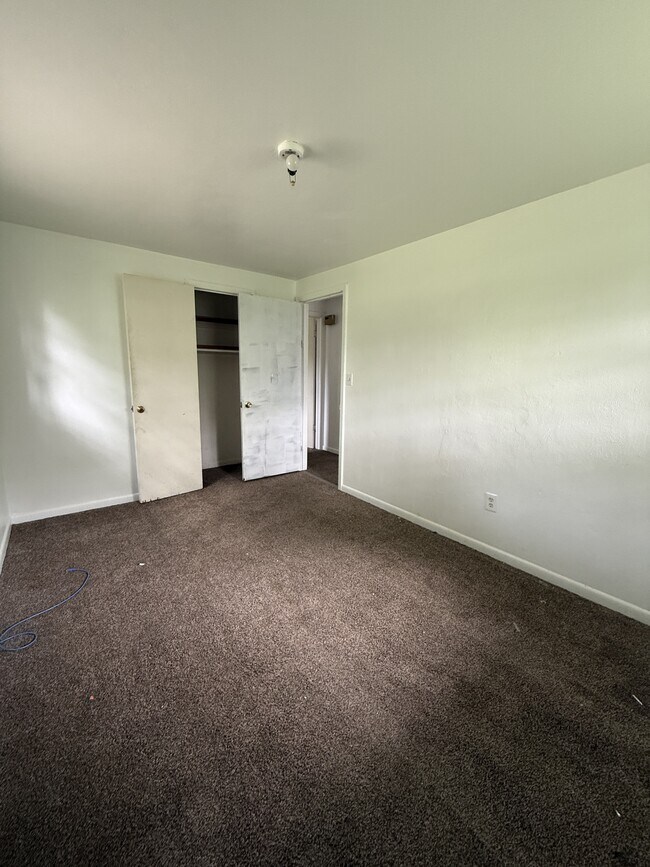 Building Photo - 100-102 W Lindberg Dr
