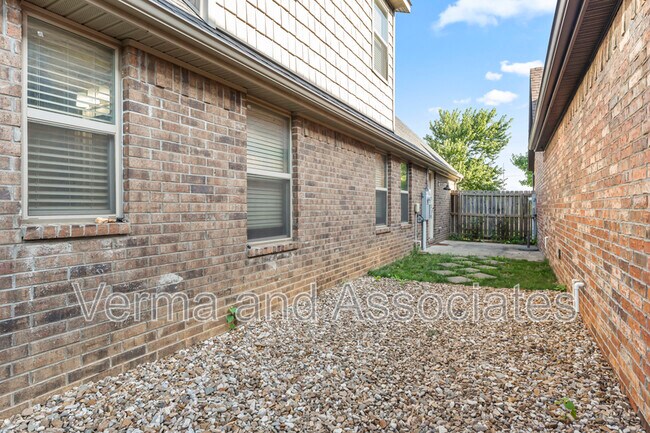 Building Photo - 3205 SW Riverstone Ave