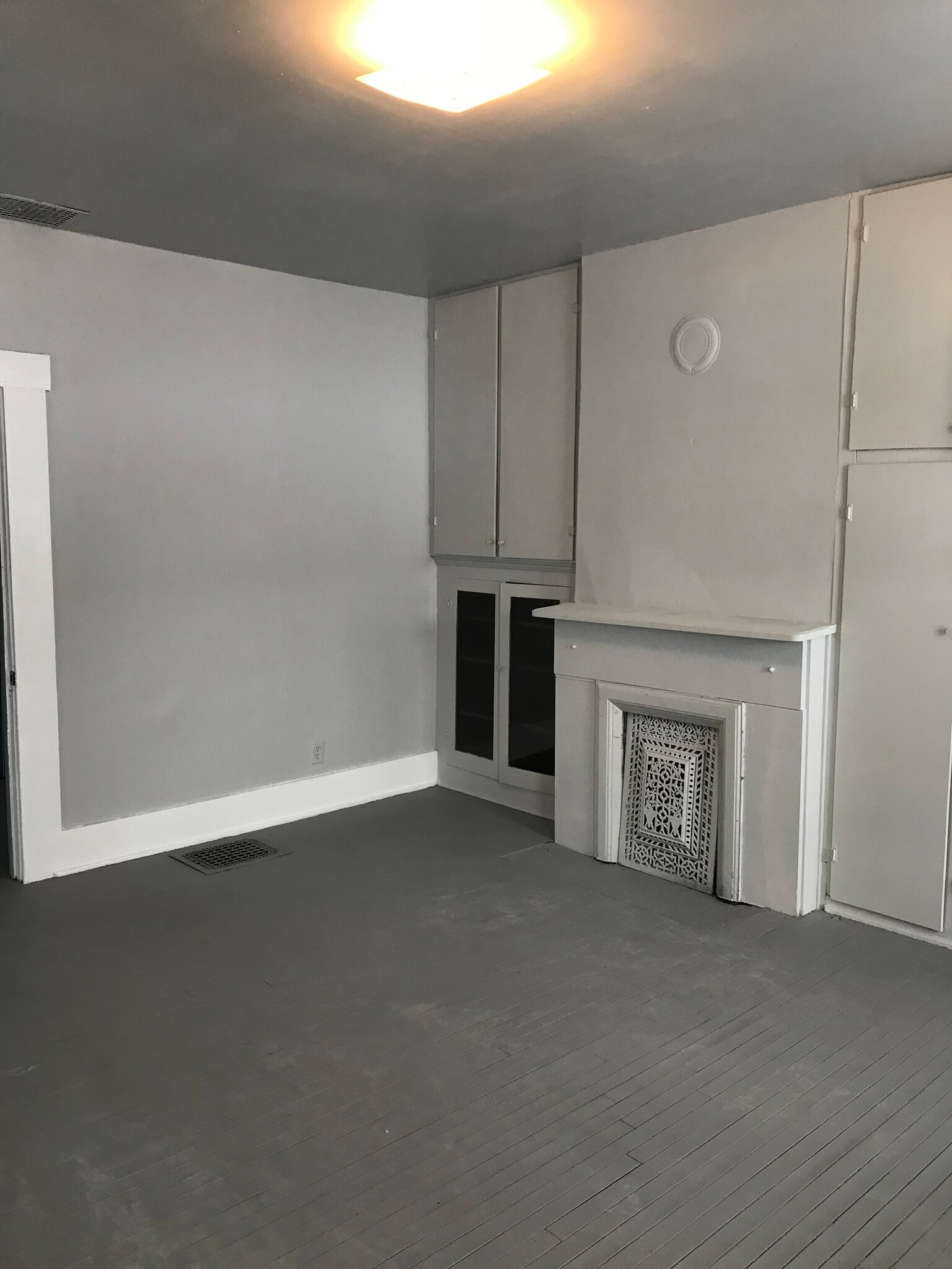 Bedroom - 211 S Western Ave