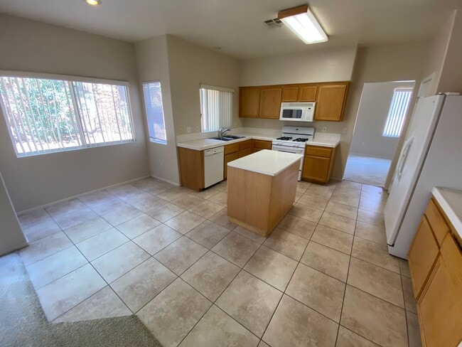 Building Photo - 4 bedroom/3 bath home located in Henderson