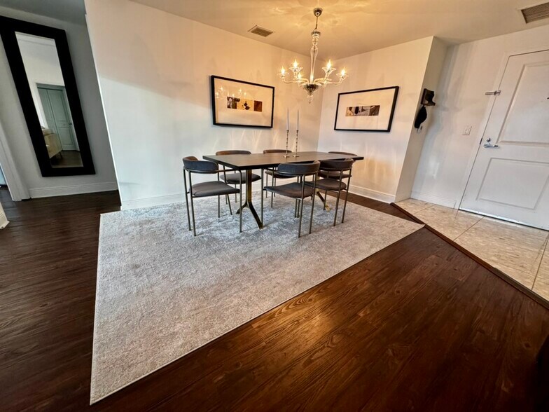 Dining area - 1250 S Miami Ave