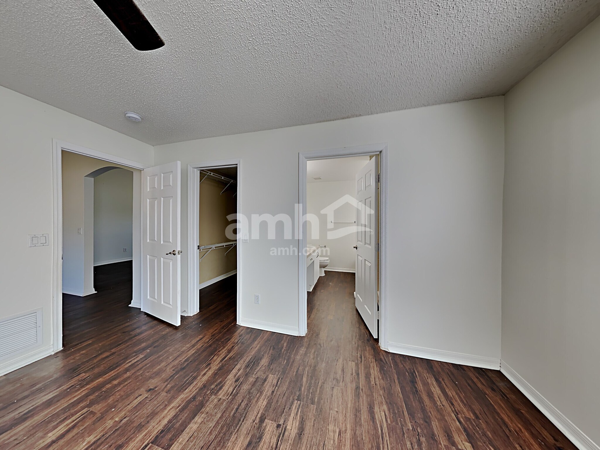 Building Photo - 581 NW Goldcoast Ave