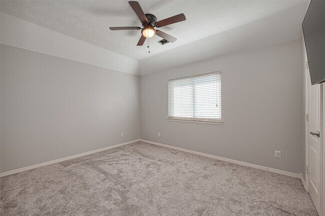 Building Photo - 2202 Highland Crossing Dr