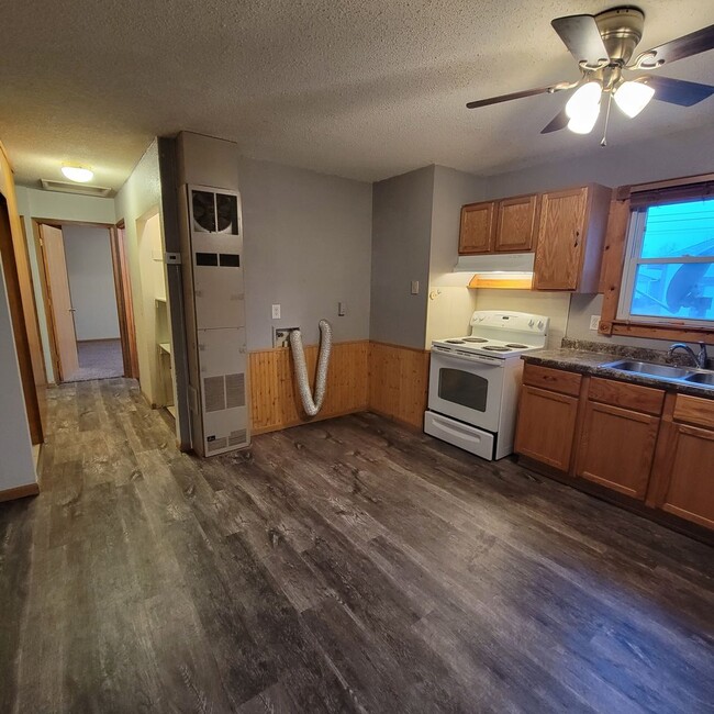 Building Photo - 3 Bed, 1 Bath Home for rent. One level liv...