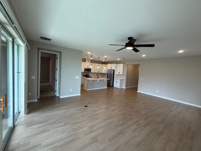 Building Photo - 4/3 Clermont Spacious Home