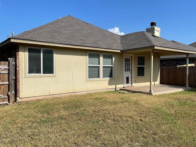 Building Photo - Comfort, Style & Privacy in the Heart of S...