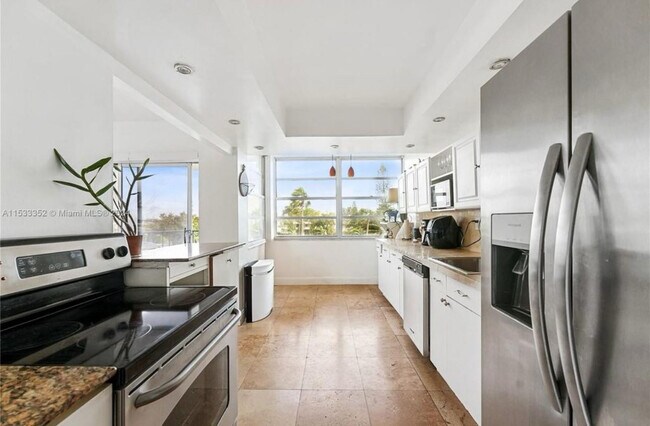 Primary Photo - 11930 N Bayshore Dr