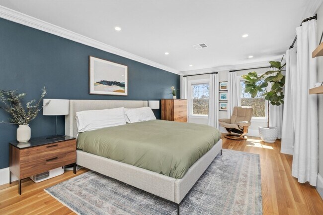 Building Photo - 322 Bunker Hill St