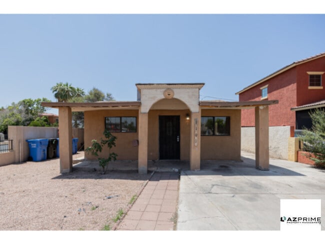 Building Photo - Discover this Charming 2/1 Phoenix Triplex...