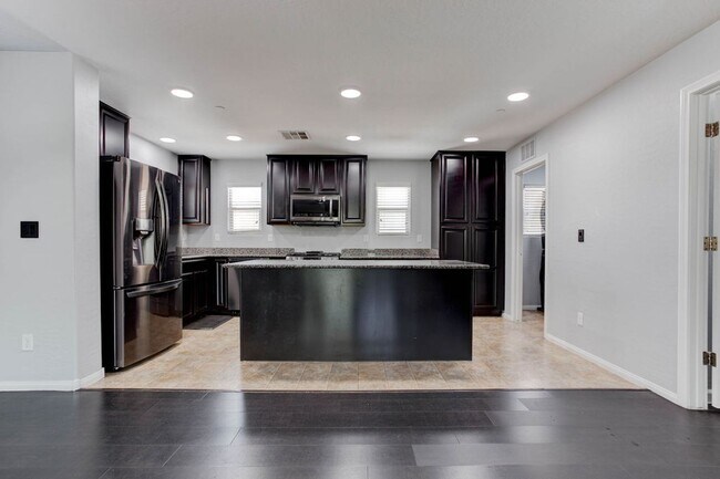 Building Photo - 7724 Vibrant Threads Ct