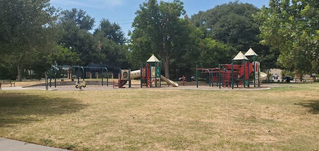 Building Photo - Energy Efficient Urban Townhome w/ Open Floorplan, Gourmet Kitchen, Rooftop Patio, & Exall Park N...