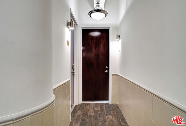 Building Photo - 939 S Broadway