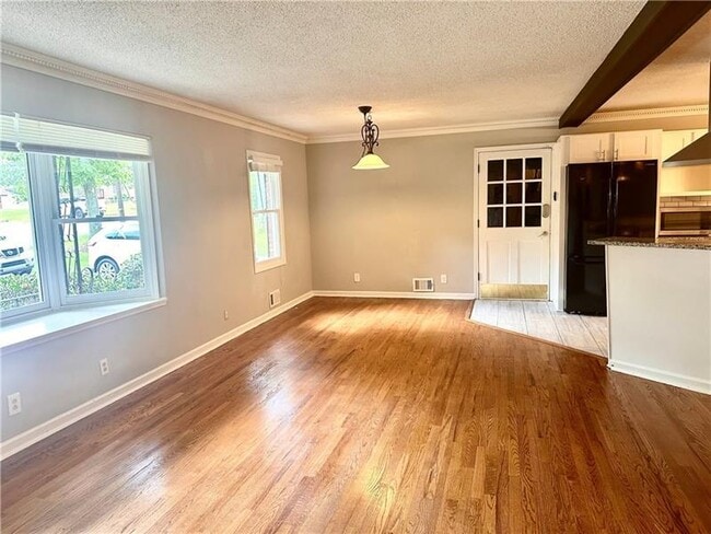 Building Photo - 2805 Pine Hill Dr