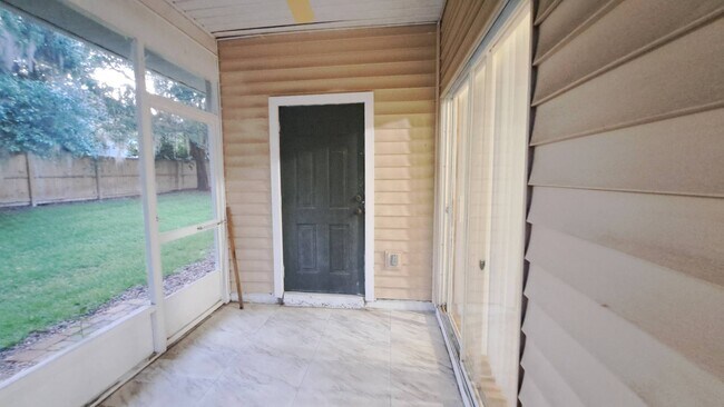 Building Photo - 13200 W Newberry Rd