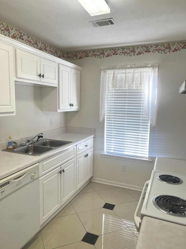 Building Photo - 107 Larkspur Ln