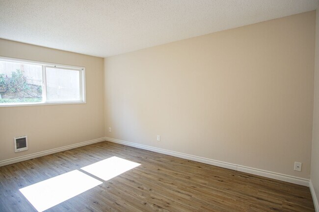 Building Photo - Great Refurbished Light & Bright 2Bed w/Private Entrance & Parking!