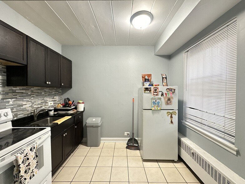 Building Photo - 1360 W Touhy Ave