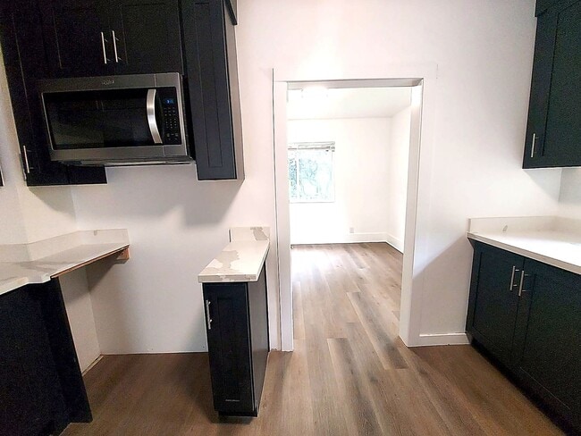 Building Photo - Spacious 4BD/3BA with Fenced Yard & Front Porch in North Seattle!