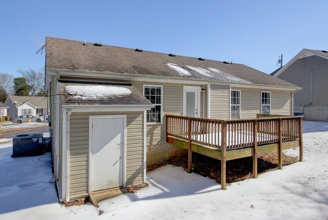 Building Photo - Cozy 3 bd 2 bath in the heart of Clarksville.  Fresh paint and Flooring!