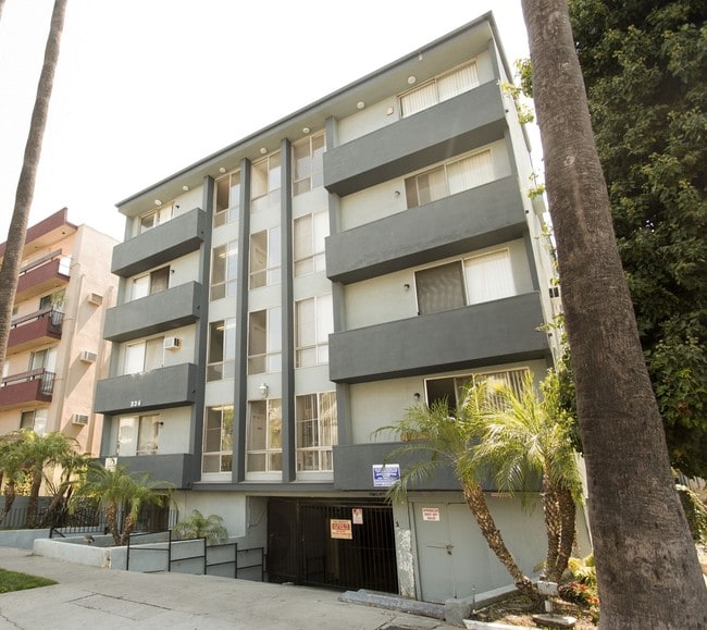 Primary Photo - 324 S St Andrews Pl