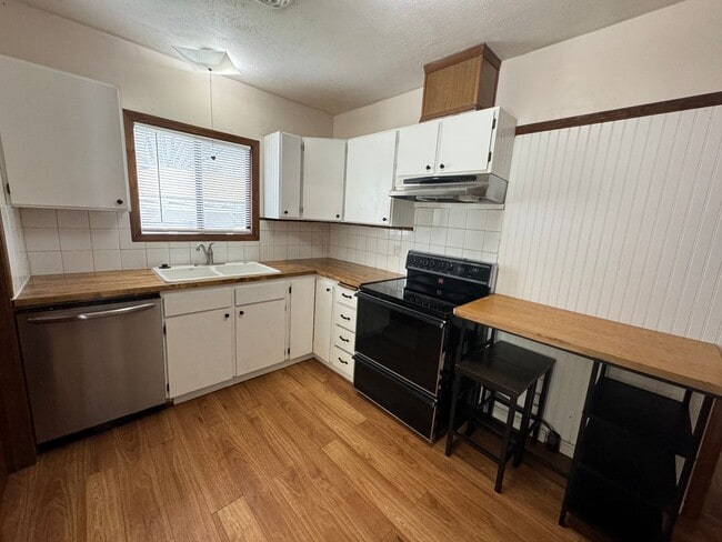 Building Photo - 2 Bedroom, 1 Bath with garage. Water and Sewer included in monthly rent!