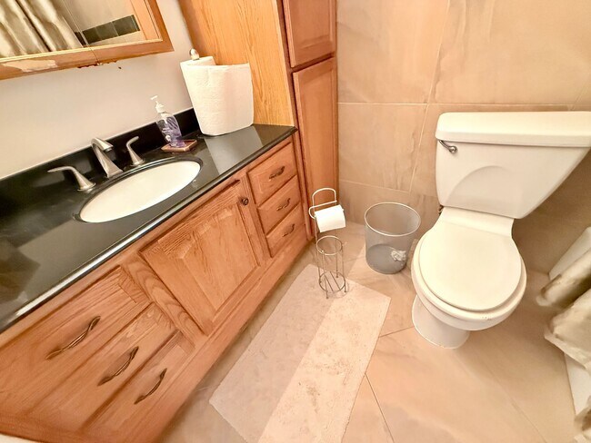 Building Photo - 9 Rooms  6 Bedroom 4 baths Granite Kitchen Executive Home For $5990