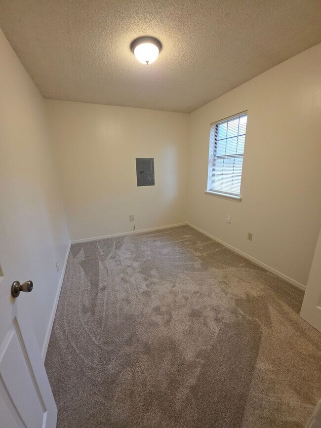 Building Photo - 611-615 N Greenwich Ave