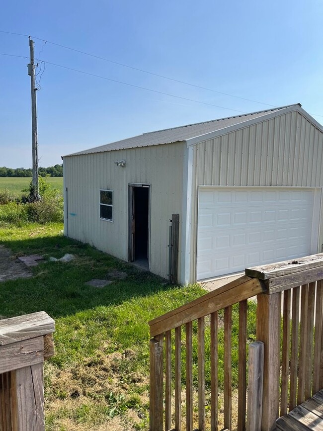 Building Photo - 3 BEDROOM 2 BATHROOM HOUSE FOR RENT