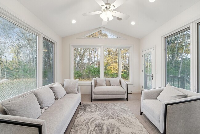 Building Photo - TIMELESS COMFORT!! 4 Bedroom, 4 Bathroom Home in Urbandale!