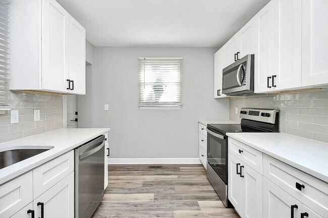 Building Photo - 2921 Ravencroft Dr