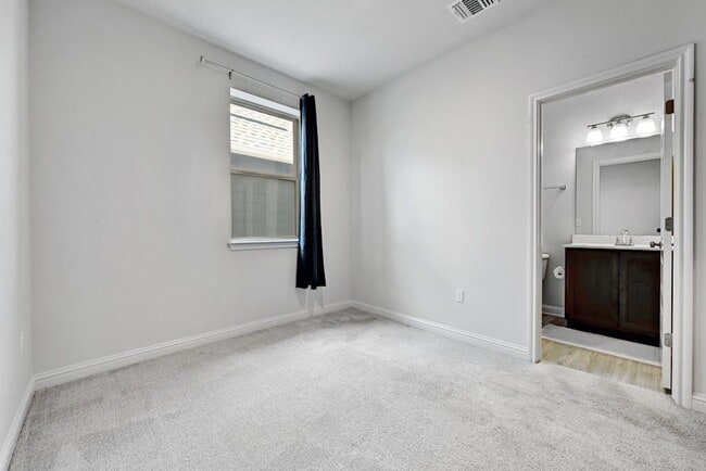 Building Photo - 8004 Lennon Dr