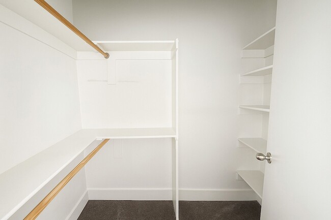 Building Photo - 1931 N Prairie Ave